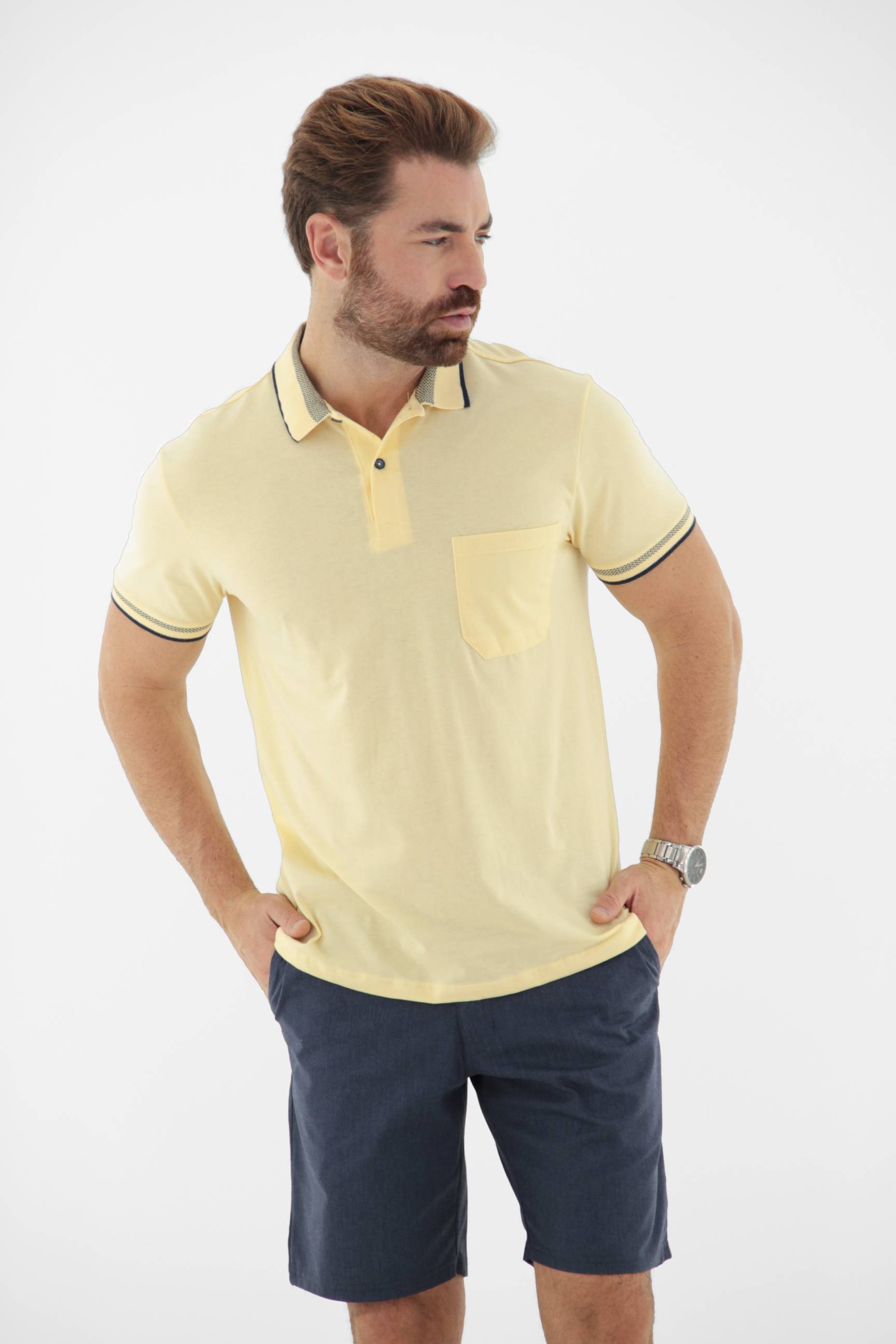 Fotografia de Camisa Polo Masculina com Bolso e Retilínea com Fio Tinto Linha Blend