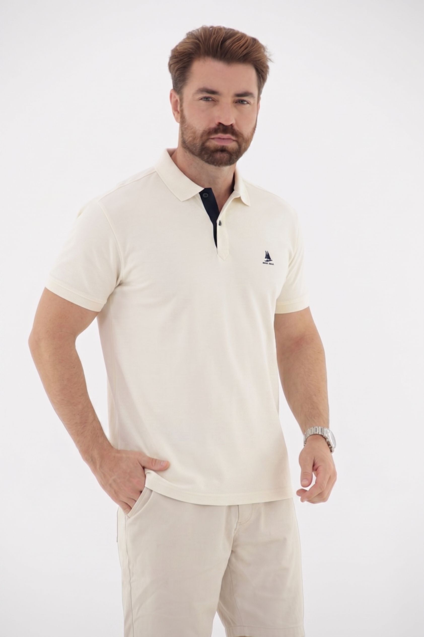 Vista lateral 3 do produto Camisa Polo Masculina com Detalhe no Botão e Bordado Exclusivo