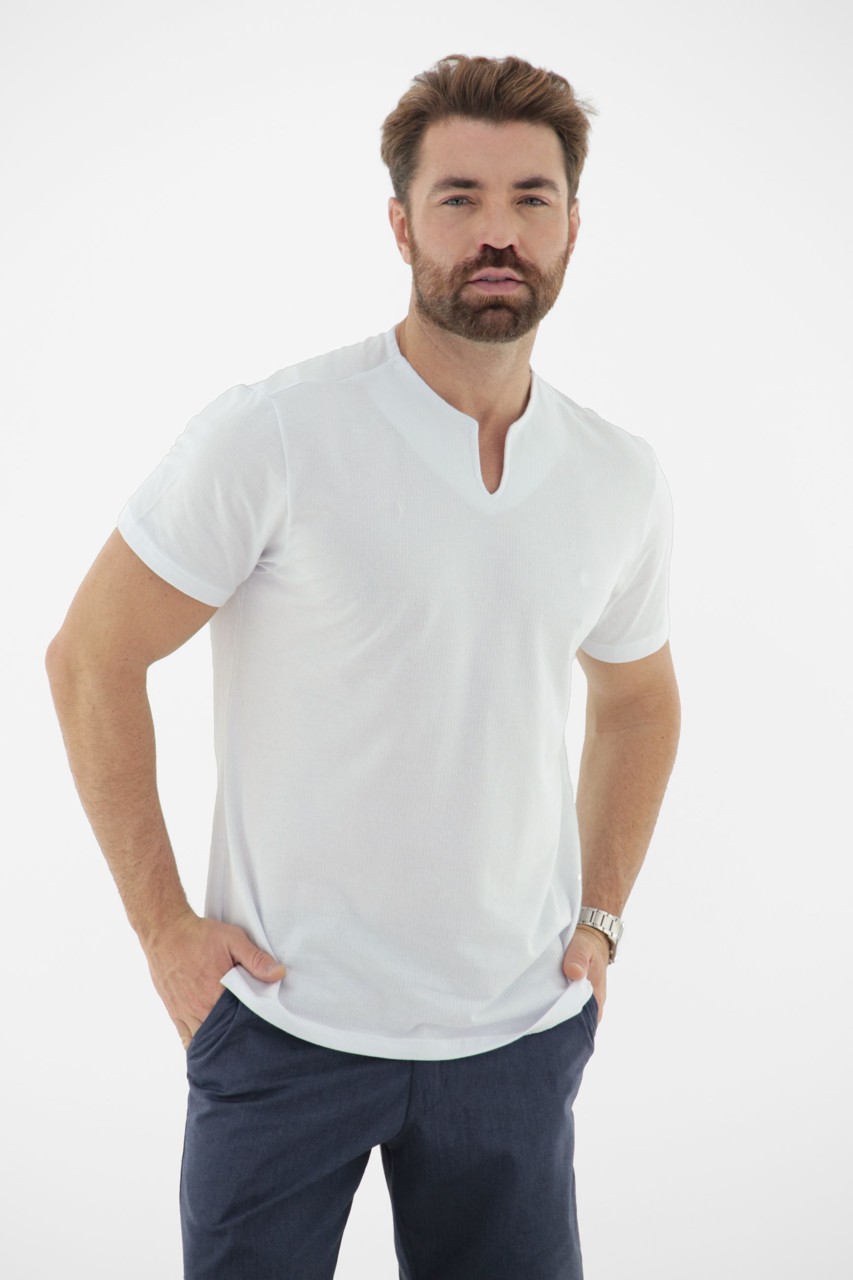 Fotografia de CAMISETA BATA MASCULINA BRANCA DE MANGA CURTA TEXTURIZADA