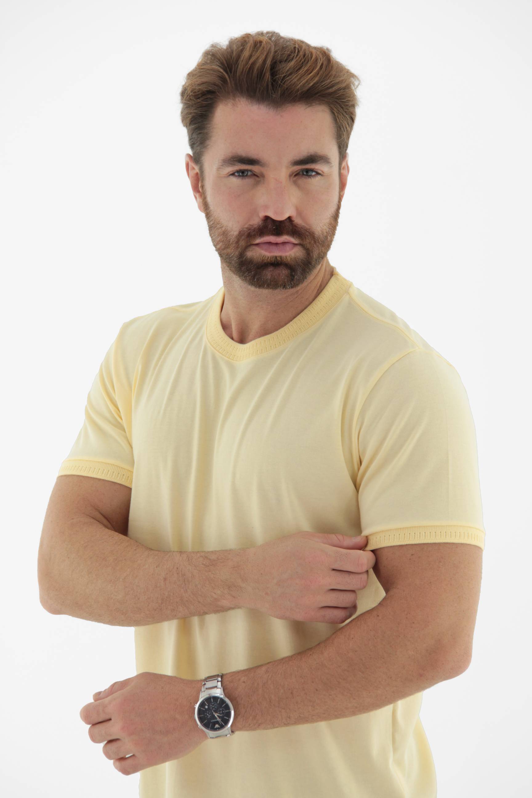 Fotografia de Camiseta T-Shirt Masculina com Acabamento na Gola e Punho em Retilínea