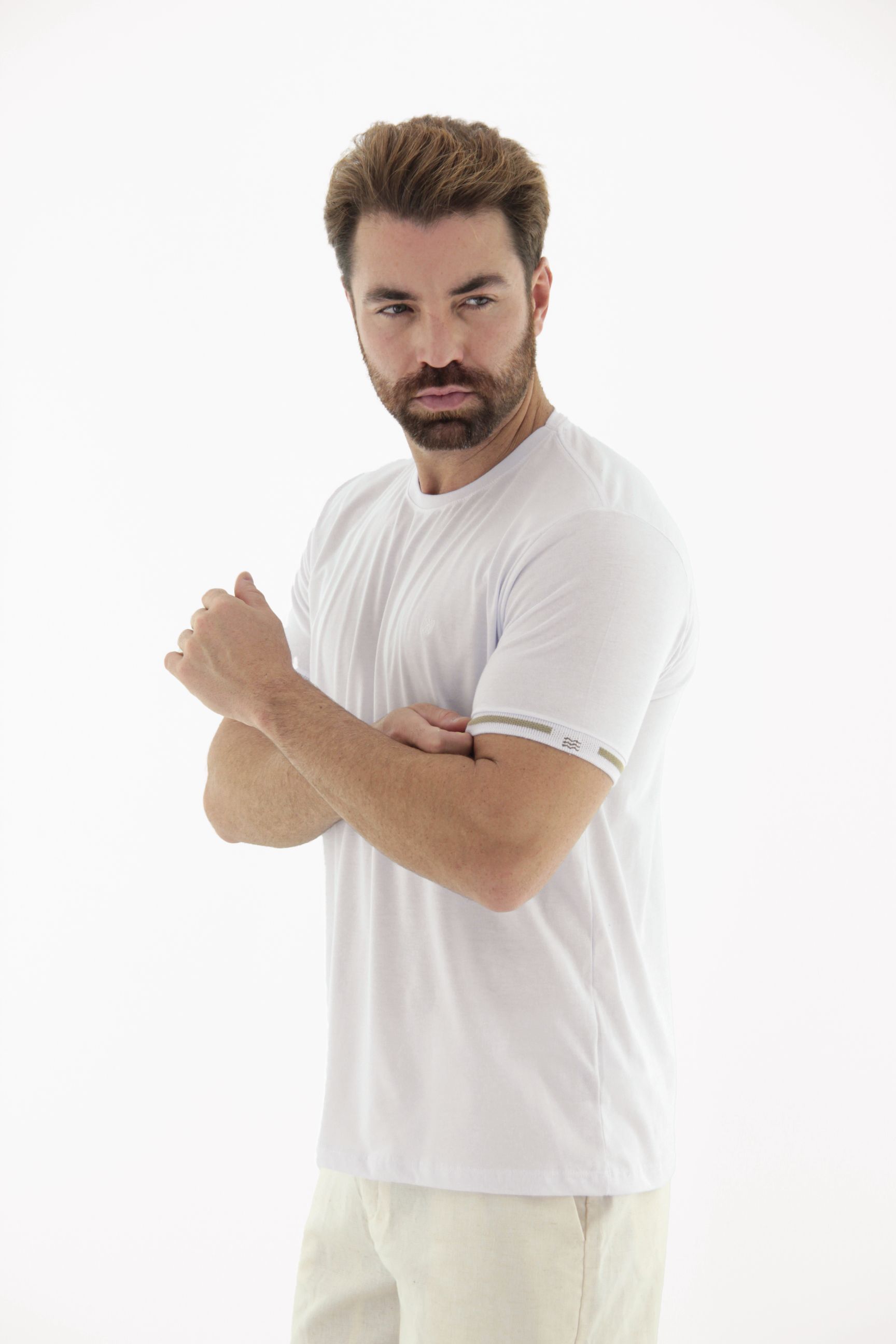 Vista alternativa de Camiseta T-Shirt Masculina Premium com Filete no Punho.