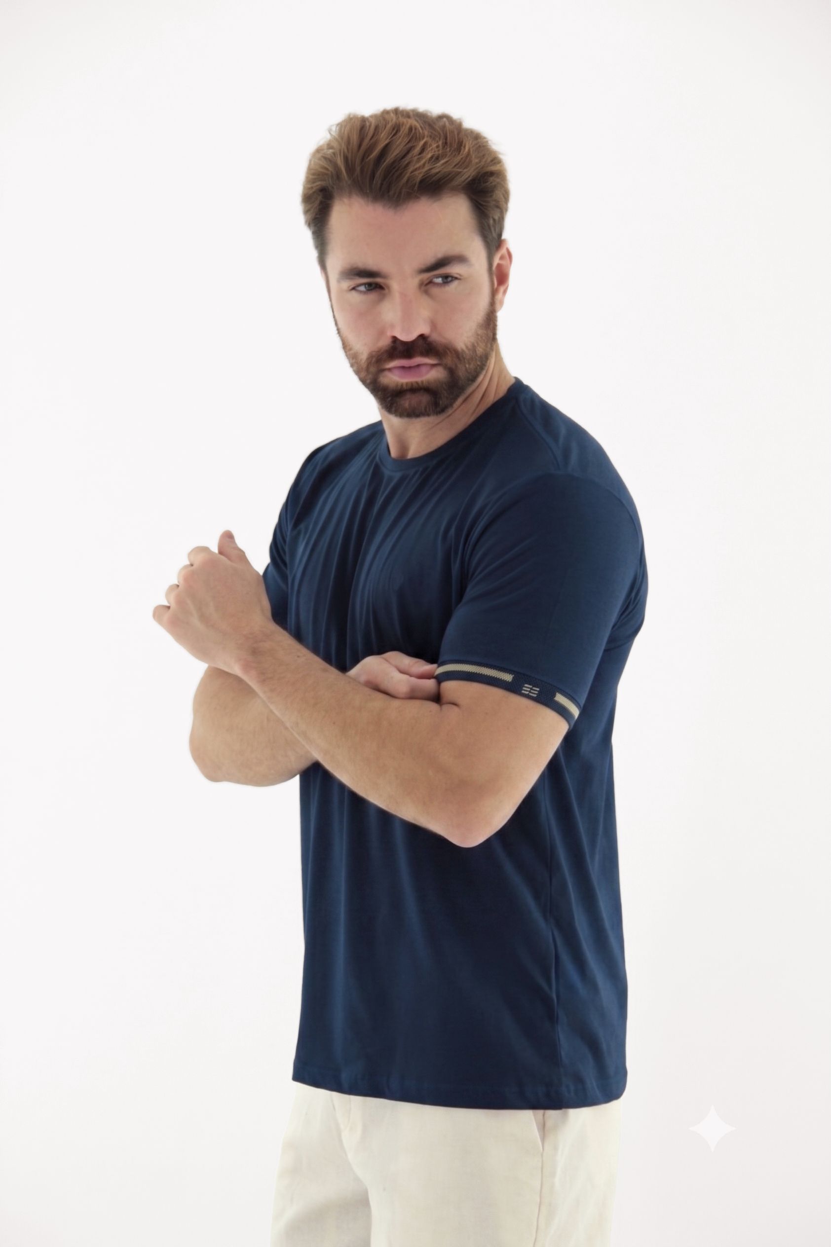 Vista lateral 3 do produto Camiseta T-Shirt Masculina Premium com Filete no Punho.