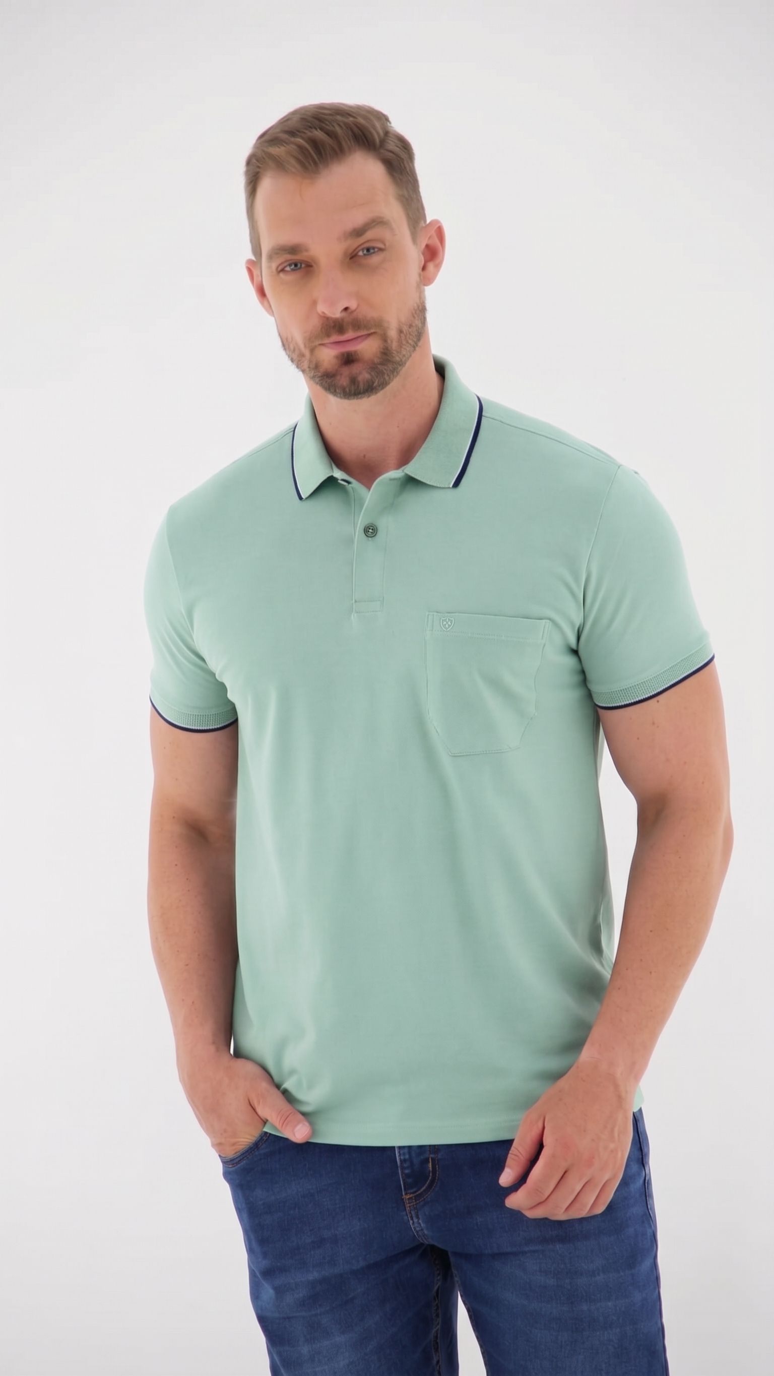 Vista lateral 5 do produto Polo Masculina em Piquet com Elastano e Bolso Masculina